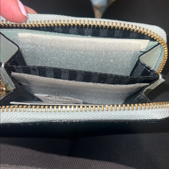 VS Elegant Mint Green Crocodile-Embossed Wallet - Picture 2 of 3
